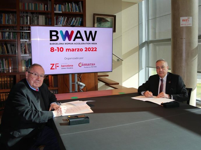 El delegado especial del Estado en el Consorci de la Zona Franca de Barcelona (CZFB), Pere Navarro, y el presidente de la Fundación Incyde de las Cámaras de Comercio españolas, José Luis Bonet, en el momento de la firma.