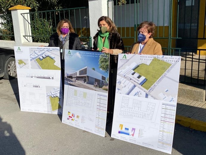 Botella (centro), entre Leal y Sánchez, muestra los planos del futuro Centro de Salud de Villanueva de Córdoba.
