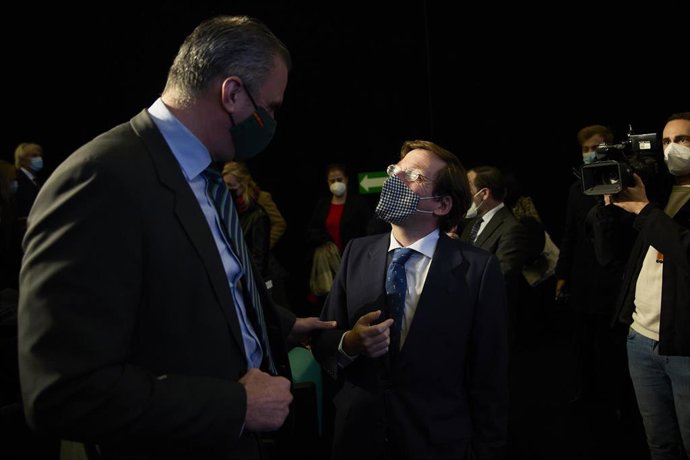 El secretario general de Vox, Javier Ortega Smith (i), y el alcalde de Madrid, José Luis Martínez-Almeida.