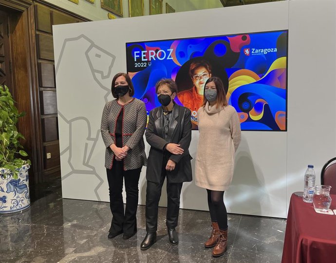La cineasta Cecilia Bartolomé, junto a la vicealcaldesa de Zaragoza, Sara Fernández, y la periodista, Pepa Blanes.