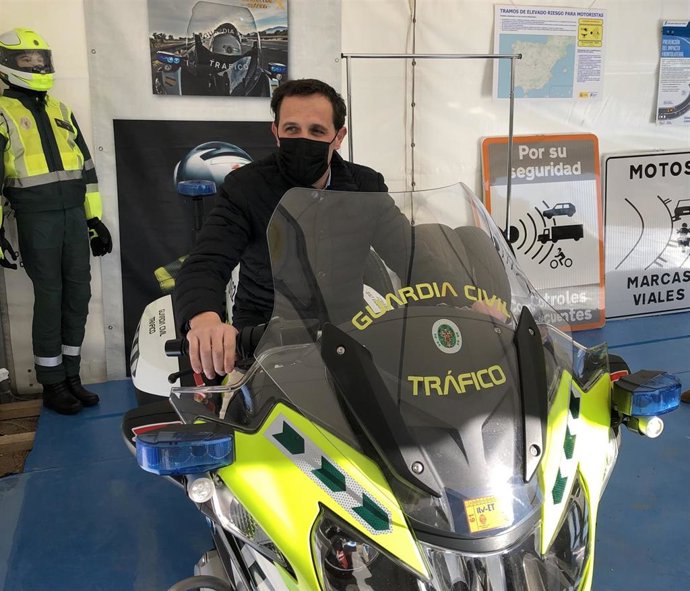 El presidente de la Diputación, Conrado Íscar, monstado sobre una moto de la Guardia Civil de Tráfico durante su visita al expositor de la DGT en la concentración motera Pingüinos.