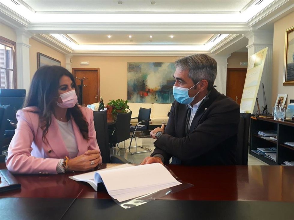 La delegada territorial de Turismo, Nuria Rodríguez, y el alcalde de Benalmádena, Víctor Navas