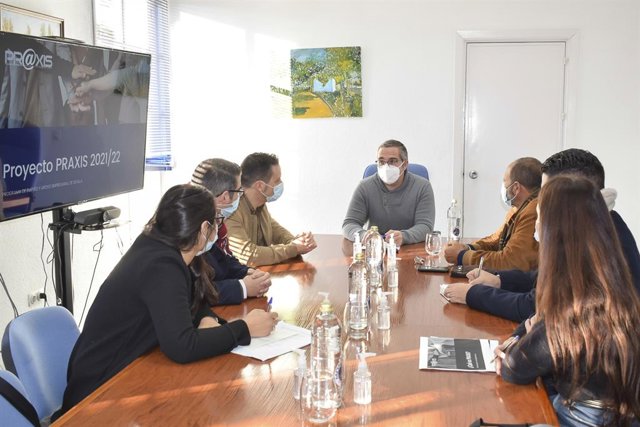El alcalde de Los Palacios, Juan Manuel Valle, en la reunión con la que ha arrancado el Programa Praxis en el municipio.
