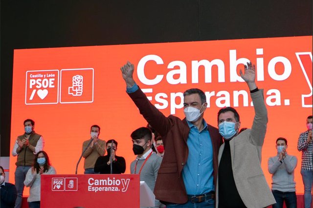 El presidente del Gobierno, Pedro Sánchez, y el secretario general del PSOE de Castilla y León, Luis Tudanca, en el primer acto electoral en Palencia, en el Frontón de Eras de Santa Marina, a 9 de enero de 2022, en Palencia, Castilla y León (España). 