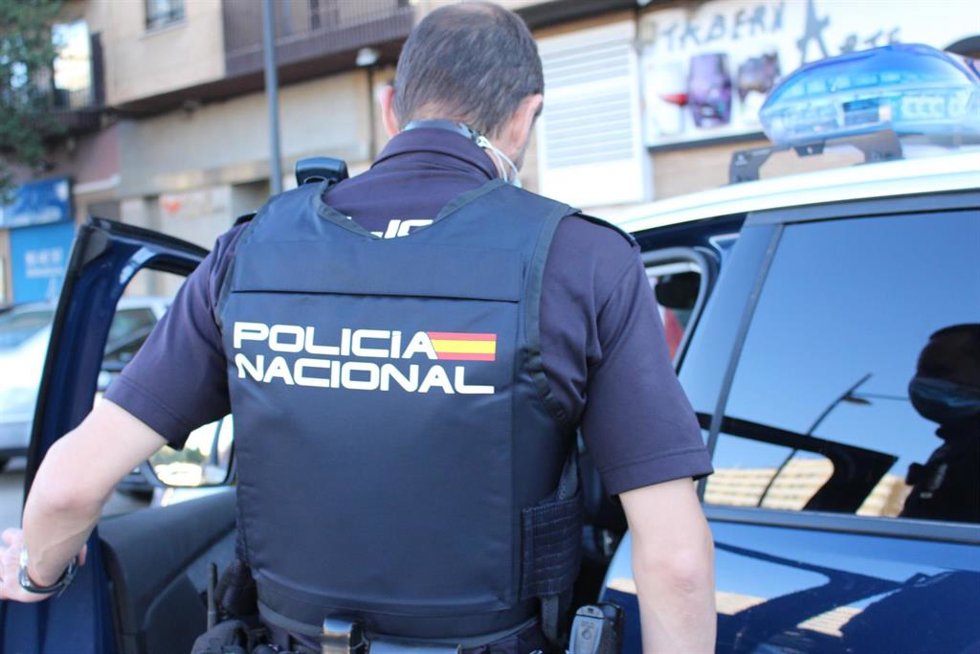 Archivo - Agente de la Policía en imagen de recurso