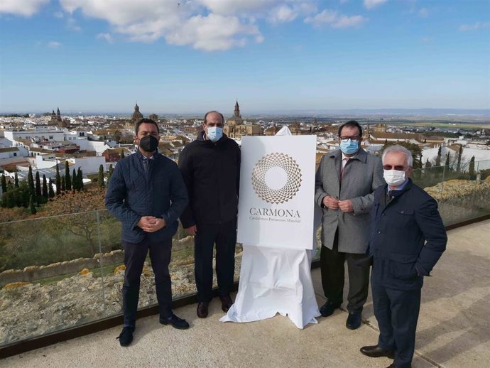 El alcalde de Carmona, Juan Ávila, ha presentado el logotipo de la candidatura del municipio a Patrimonio de la Humanidad.