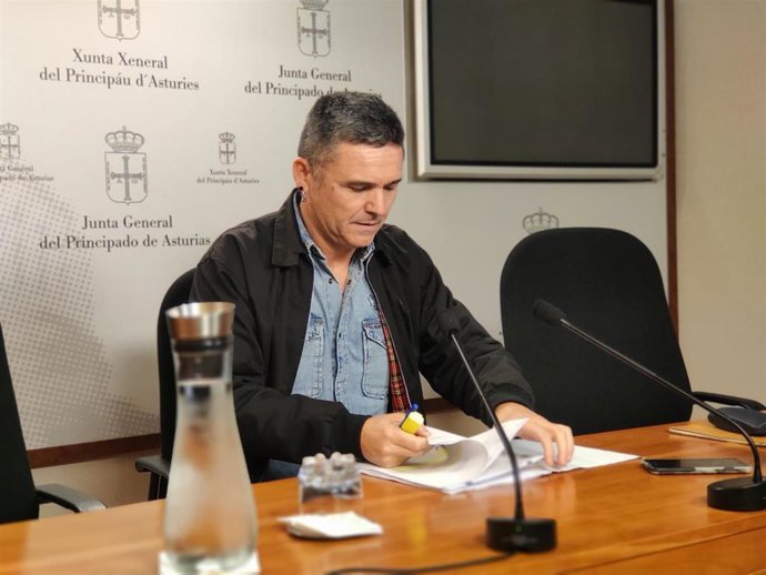 Archivo - El diputado de Podemos Asturies Rafael Palacios en rueda de prensa.