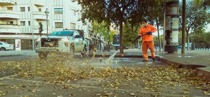 Archivo - Imagen de la limpieza en Córdoba con agua a presión y producto ecológico que desinfecta y mantiene libre de Covid-19 y de cualquier virus.