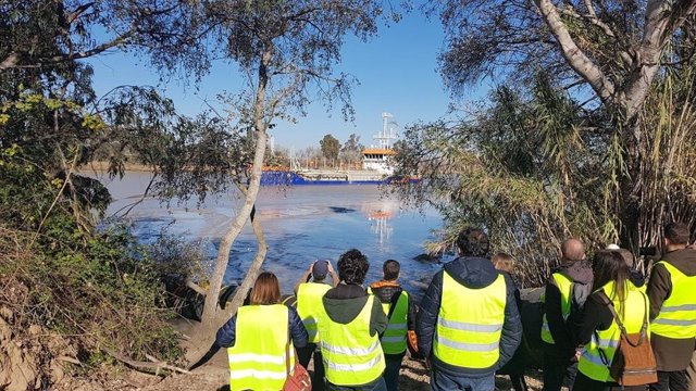 El encuentro celebrado en la Autoridad Portuaria de Sevilla (APS) concluyó con una visita a la zona en la que trabaja la draga para el mantenimiento de la canal.