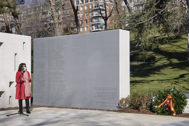 La ministra de Defensa, Margarita Robles, interviene en la inauguración del monolito en homenaje y recuerdo de los 62 militares fallecidos en el accidente aéreo del YAK-42, en el Parque del Oeste de Madrid, a 14 de enero de 2022, en Madrid (España). Los m