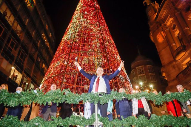 El alcalde de Vigo, Abel Caballero, durante el encendido de las luces navideñas, a 20 de noviembre de 2021.