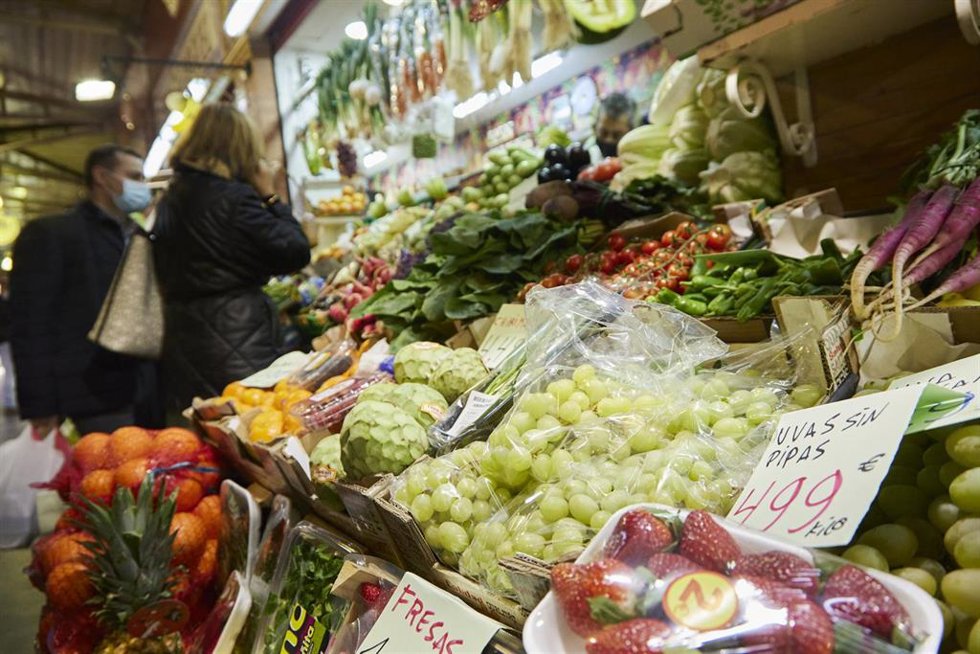 Gente comprando en un mercado