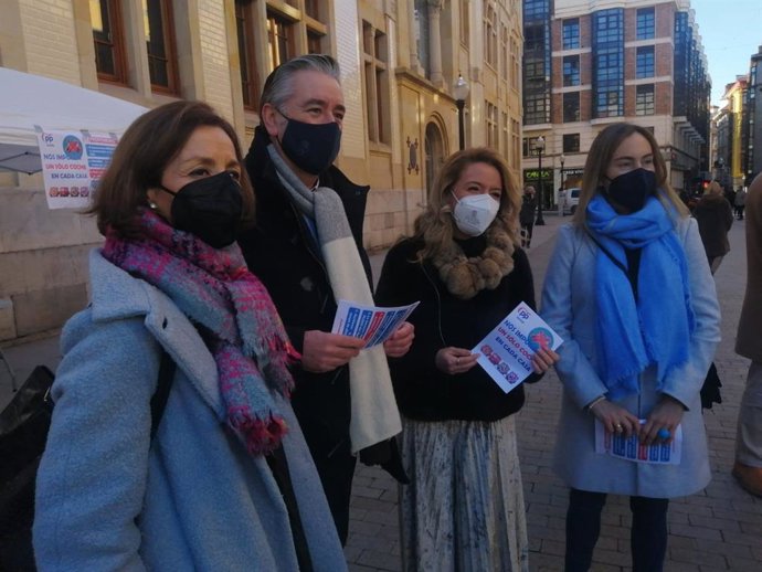 La presidenta del PP asturiano, María Teresa Mallada, y su homólogo en Gijón, Pablo González, junto a otros responsables del partido en la carpa instalada por el PP gijonés