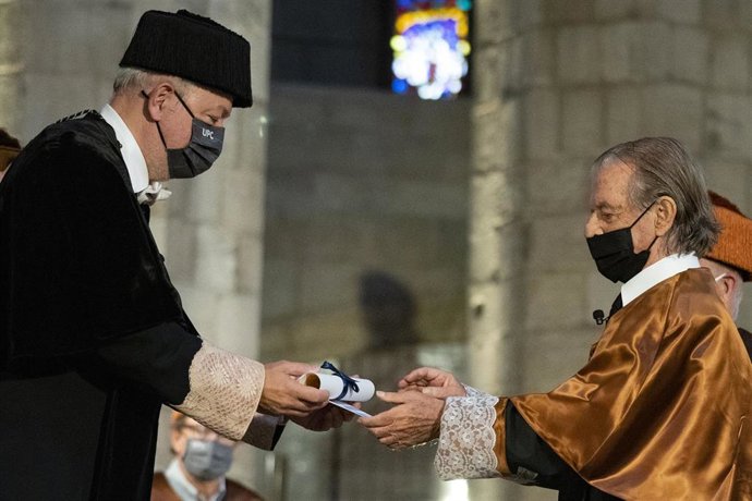 Archivo - El director de la ETSAB, Félix Solaguren-Beascoa de Corra (i), otorga el honoris causa al arquitecto Ricard Bofill (d) en la Basílica Santa María del Mar de Barcelona, a 30 de septiembre de 2021, en Barcelona, Cataluña, (España). Ricardo Bof