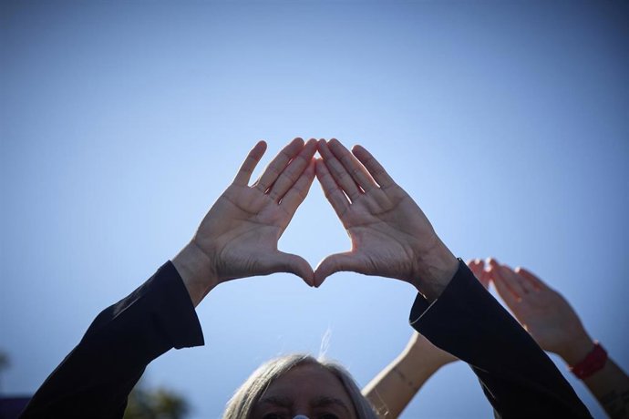 Archivo - Una participante en una manifestación a favor de los derechos de la mujer