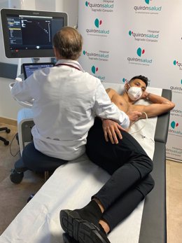 El internacional mexicano Tecatito en el Hospital Quirónsalud Sagrado Corazón