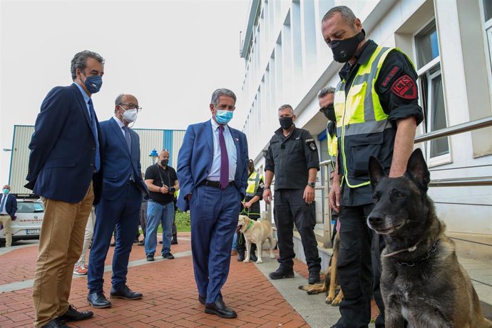 Archivo - Miguel Ángel Revilla, Francisco Martín y Javier López Marcano junto a efectivos del puerto