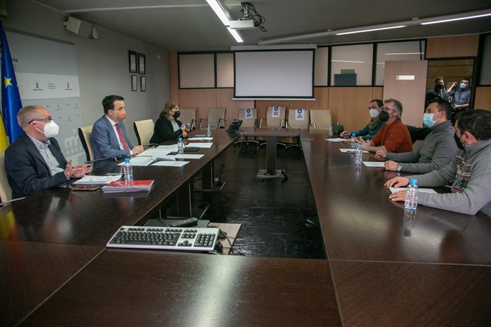 El consejero de Agricultura, Agua y Desarrollo Rural, Francisco Martínez Arroyo, se ha reunido hoy con AFRICAMA (Asociación Frisona de Castilla-La Mancha) para analizar la situación del sector lácteo, en la sede de la consejería.