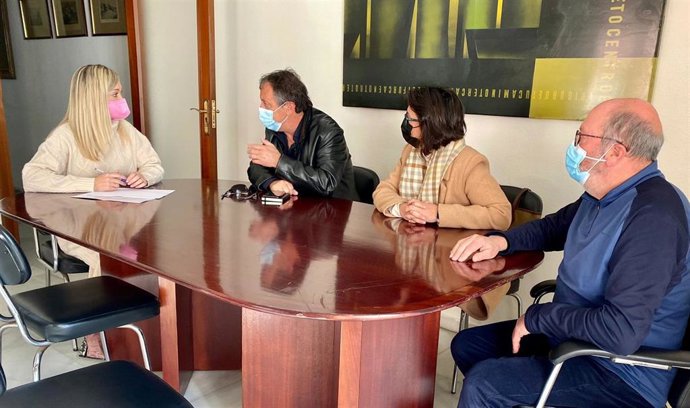 La responsable de la delegación de Desarrollo Democrático de la Diputación de Cádiz, Lucía Trujillo, durante la reunión con la federación gaditana de asociaciones pro-saharahuis Al Huriya.