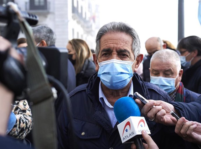 El presidente de Cantabria, Miguel Ángel Revilla, ofrece declaraciones a los medios 