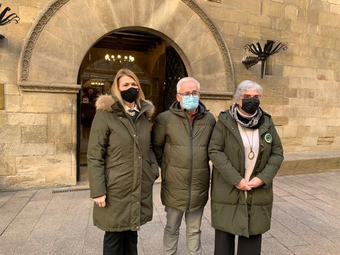 Las concejales socialistas Begoña Iglesias y Carme Valls con el portavoz del grupo, Jaume Sellés, en la puerta del Ayuntamiento de Lleida.