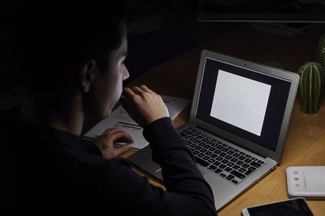 Archivo - Un estudiante utiliza el ordenador 
