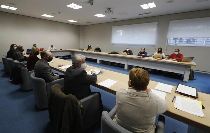 Mesa sectorial de Educación con el director xeral de Centros e Recursos Humanos, Jesús Álvarez Bértolo, y representantes sindicales de CIG, CCOO, UGT y ANPE.