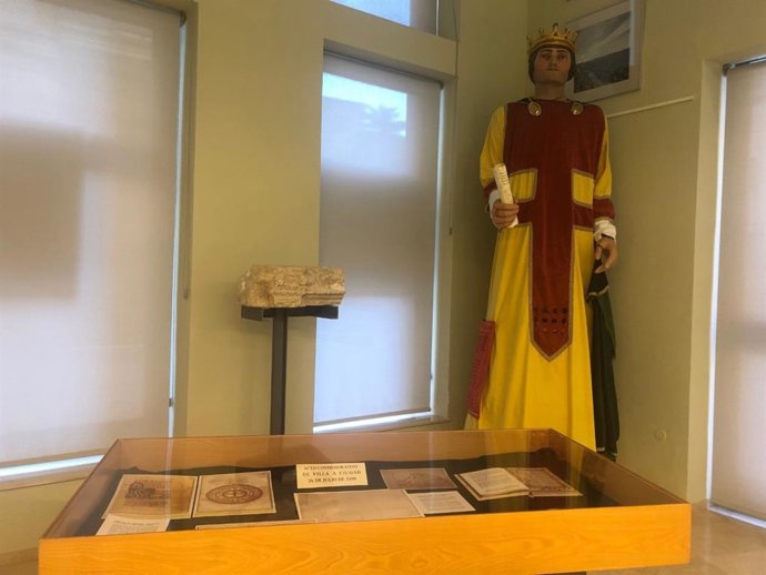 El Archivo Municipal muestra en sus ventanales la huella de Alfonso X en Alicante