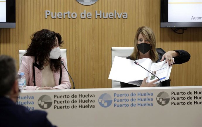 La presidenta del Puerto de Huelva, Pilar Miranda, durante el encuentro mantenido con la consejera de Igualdad, Políticas Sociales y Conciliación, Rocío Ruiz.