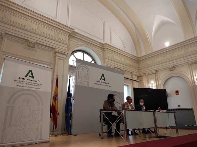 El delegado de Turismo de la Junta en Granada, Gustavo Rodríguez, en el centro en la mesa
