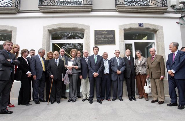 Archivo - Feijóo, en una visita a la casa museo de Manuel Fraga realizada en 2011, acompañado de miembros del patronato de la Fundación.