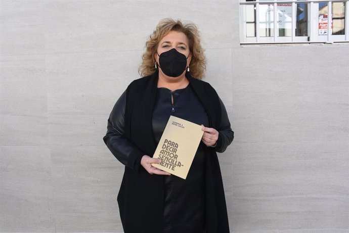Fátima Gómez Abad con el libro homenaje a Rafael Guillén Para decir amor, sencillamente