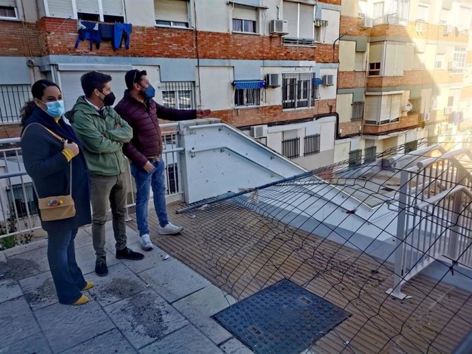 El portavoz de Ciudadanos (Cs) en el Ayuntamiento de Huelva, Guillermo García de Longoria, en su visita a La Orden, acompañado por la viceportavoz del Grupo Municipal, Noelia Álvarez.