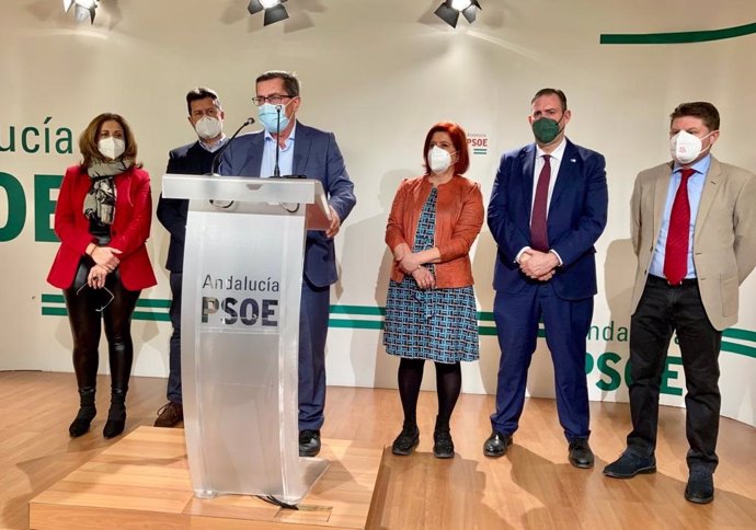 El secretario general del PSOE de Granada, José Entrena, valora en rueda de prensa la reforma laboral.