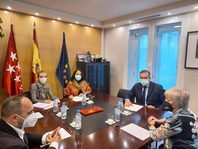 El consejero y la decana han estado acompañados en la reunión por la viceconsejera de Justicia de la Comunidad, Yolanda Ibarrola; la directora general de Justicia, Alejandra Alonso; y el secretario general del Colegio, Ramón Chippirrás, en la reunión