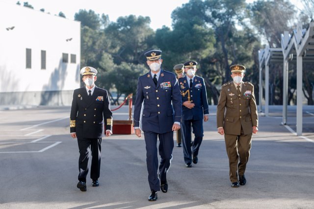 El Rey Felipe VI (c) a su llegada al Centro de Inteligencia de las Fuerzas Armadas (CIFAS) para realizar una visita, en la Base de Retamares