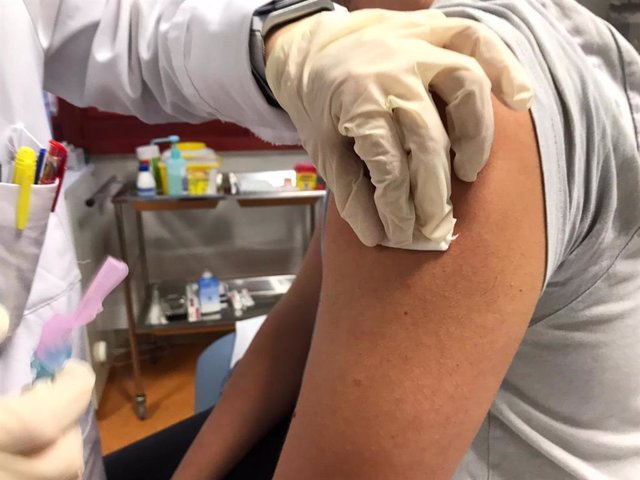Archivo - Personal de enfermería suministra una vacuna contra la gripe en la campaña de 2020, en plena pandemia por el coronavirus. Covid-19, gripe, vacunas.