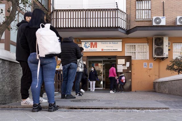 Centro de Salud Abrantes, Madrid, (España), 13 enero de 2022 .  Madrid se ha sumado, junto a otras comunidades autónomas, a establecer estrategias para agilizar las bajas y altas laborales por COVID para desatascar el colapso de la Atención Primaria. 