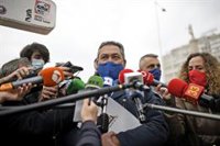 Taxistas reprochan a Ayuso su labor de "mera comercial" dando "publicidad" a Uber, empresa que tributa en Holanda