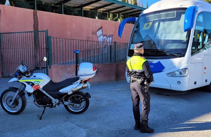 Control a un autobús escolar por la Policía Local de Jaén/Archivo