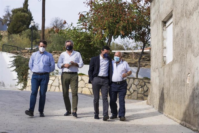 Archivo - El presidente de la Diputación de Almería Javier Aureliano, junto a su equipo y el alcalde de Benitagla.