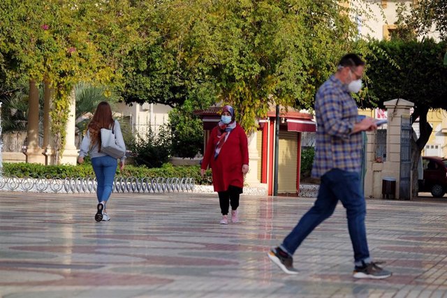 Archivo - Varias personas caminan por el centro urbano de Melilla, a 14 de noviembre de 2020, en Melilla (España)