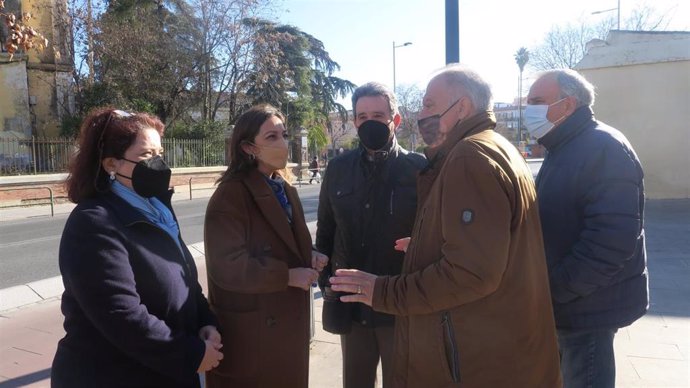 La portavoz del Grupo Socialista en el Ayuntamiento de Córdoba, Isabel Ambrosio, visita, acompañada por vecinos y miembros del Consejo de Distrito de Levante, la Ronda del Marrubial.