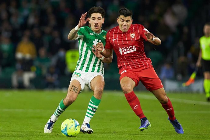Archivo - Hector Bellerín y Marcos Acuña disputan un balón en el Betis-Sevilla de LaLiga Santander 2021-2022