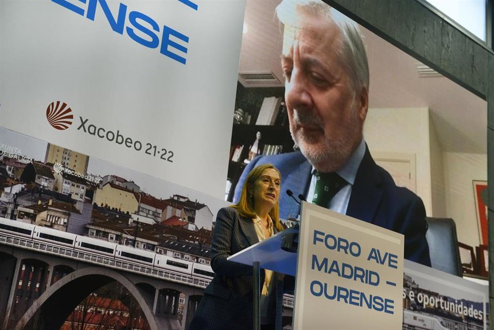 La vicesecretaria de Política Social del PP, Ana Pastor, interviene en el Foro Ave Madrid- Ourense "Un camino a Galicia: desafíos y oportunidades", en Expoourense, a 14 de enero de 2022