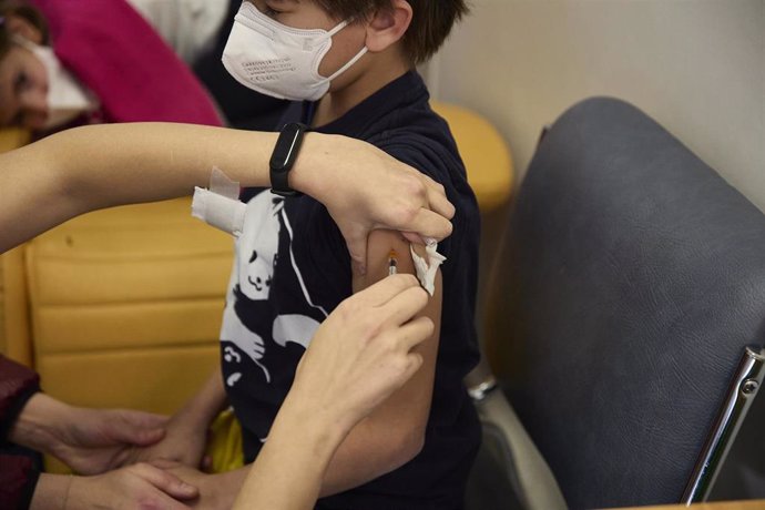 Un niño recibe una dosis de la vacuna contra el Covid-19, en el Hospital La Paz