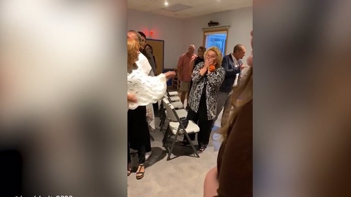 Así reaccionó una madre al ver el vestido de novia de su madre