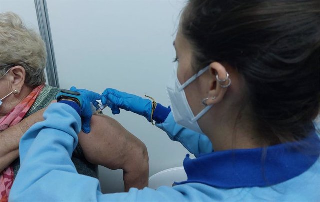 Una enfermera administra una dosis de la vacuna contra el covid-19