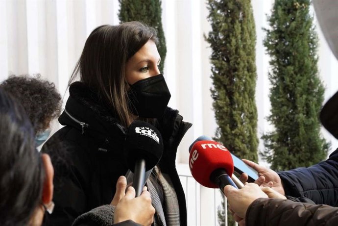 La directora general del Instituto de la Juventud de Extremadura (IJEX), Sara Durán, atiende a los medios de comunicación.