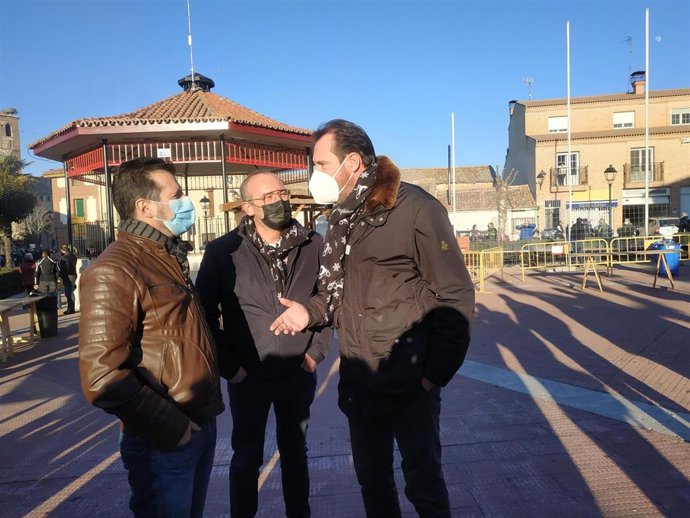 Luis Tudanca, Adolfo López y Óscar Puente, durante la concentración de Pingüinos en Mojados (Valladolid).
